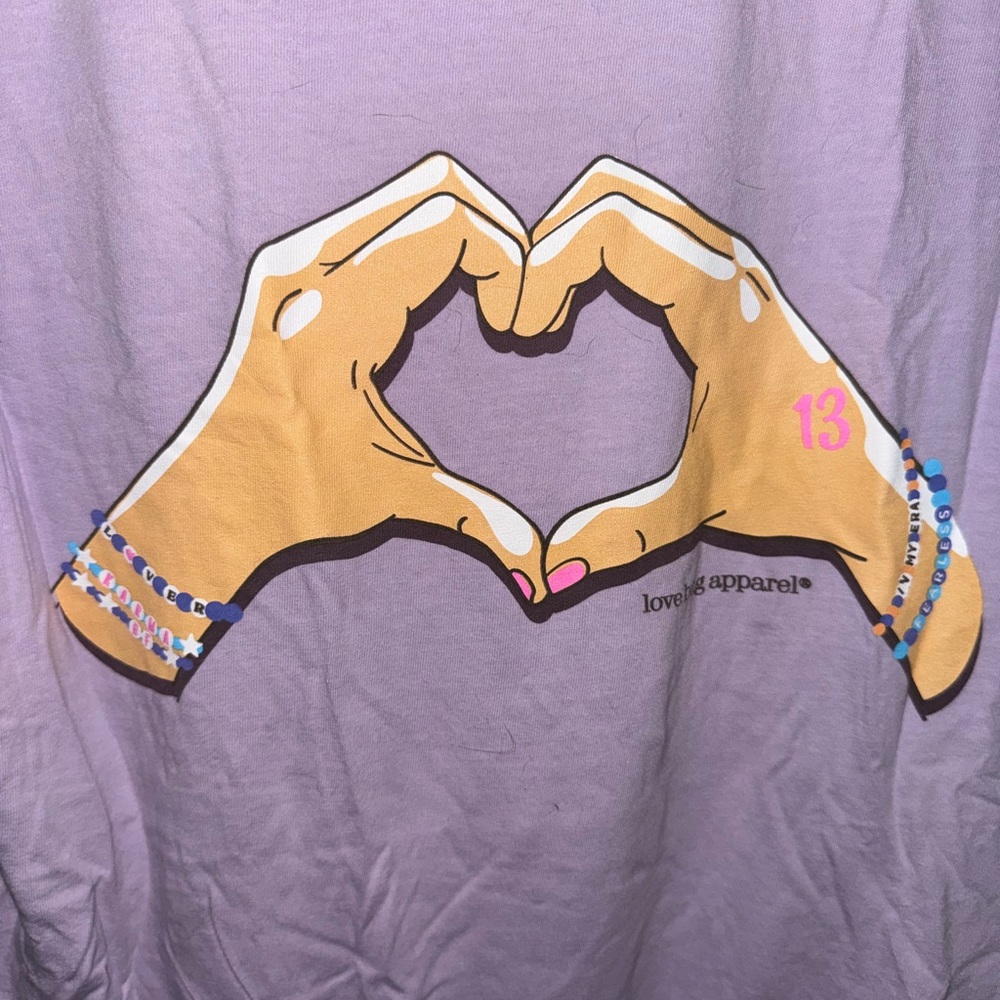 Taylor Swift Heart Hands T-Shirt - Picture 2 of 3